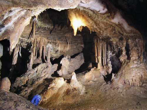 Nad obcou Hrušov v okrese Rožňava sa nachádza jedna z  najkrajších jaskýň v strednej Európe. 