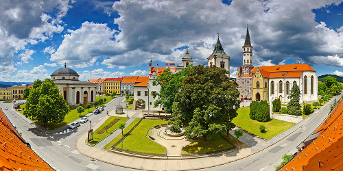 Levoča - Má najväčšie európske námestie stredovekého obdĺžnikového tvaru so stranami v  pomere 3 : 1. 