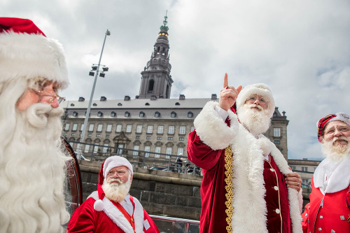 Pri Kodani sa začal štvordňový Svetový zjazd Santa Clausov.
