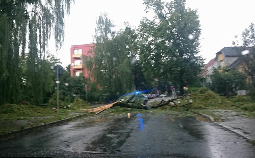 Prešovom sa prehnala prudká búrka.