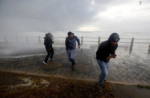 Kapské Mesto zasiahla mohutná búrka.