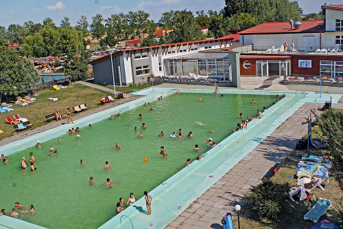 Náštevníci sa môžu tešiť na taliansky bazén, bazén pre mládež a tobogany.