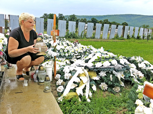 Jana Sorokáčová (46) musí synovi páliť sviečky na múriku patriacom inému hrobu.