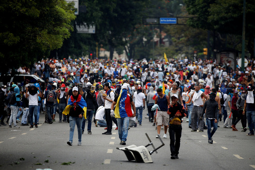 Masových demonštrácií sa zúčastnili státisíce ľudí. 
