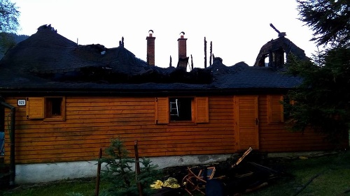 V tejto rekreačnej chate prišli pri nočnom požiari o život matka a jej dve deti. 