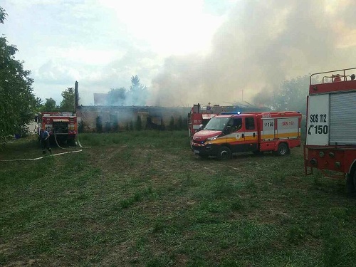 Pri hasení požiaru rodinného domu zasahuje vyše 30 profesionálnych a dobrovoľných hasičov.