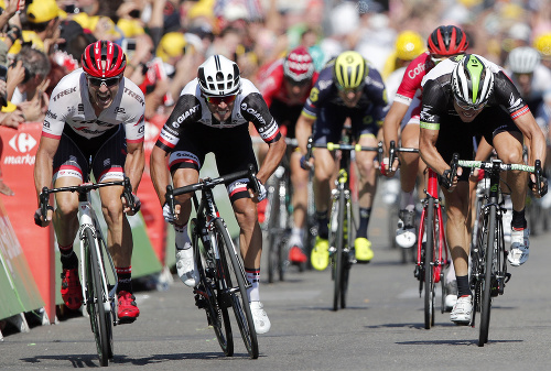 Druhý zľava Austrálčan Michael Matthews (Sunweb) víťazí v tesnom špurte pred Nórom Edvaldom Boassonom Hagenom (Dimension Data) (vpravo) a Nemcom Johnom Degenkolbom (Trek) (vľavo).