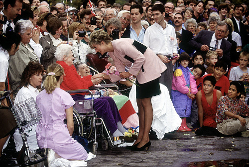 Princezna Diana pri návšteve hospicu v roku 1991.