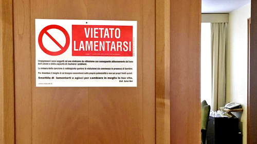 Na pápežových dverách  vo Vatikáne vás prekvapí tabuľka  s nápisom: „Zákaz lamentovať!“