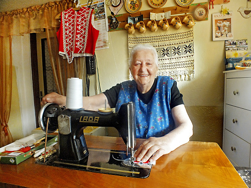 Zuzana Dovalovská (81) šije v Rejdovej kroje už od 15 rokov.