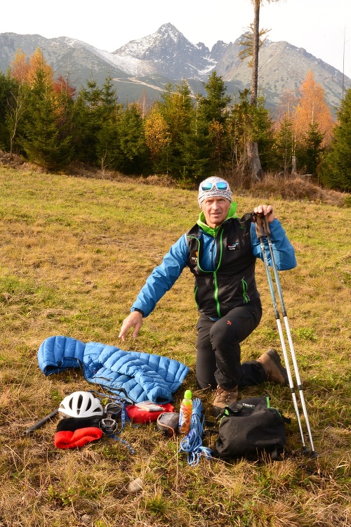 Horský vodca Jaroslav (60) ukazuje, čo si treba zbaliť do hôr.