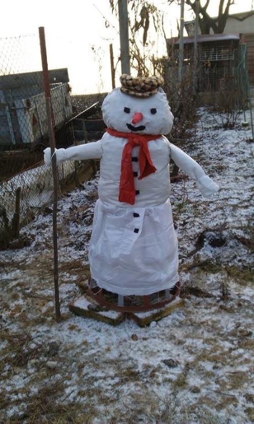 Luciini rodičia si v Beši postavili takéhoto snehuliaka.