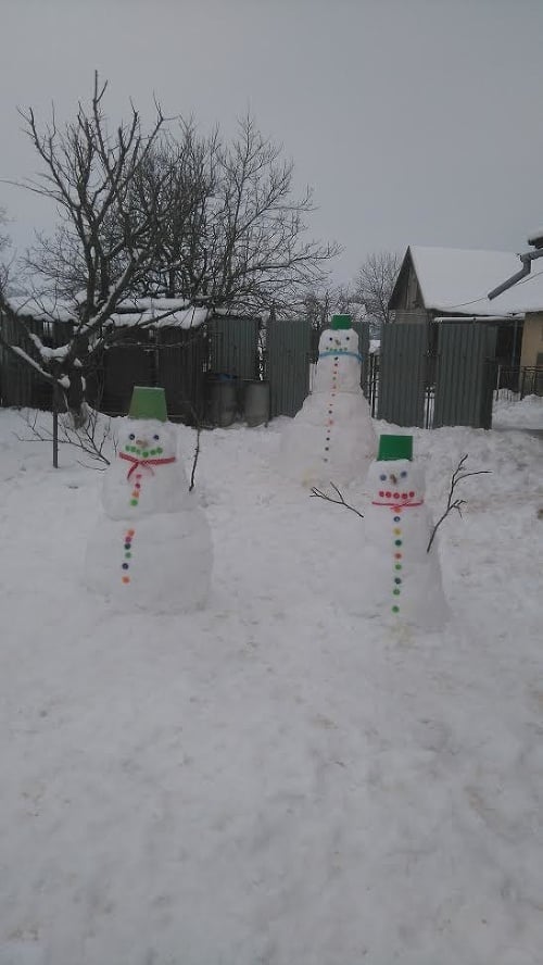 Vladimíra má pred domom celú rodinku snehuliakov.