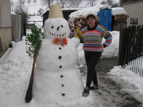 Čitateľka Františka so snehuliakom.