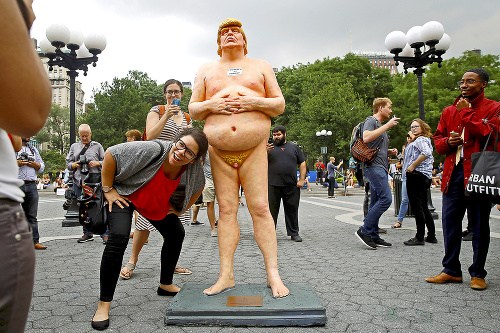 Pri soche prezidentského kandidáta sa fotia tisíce ľudí.