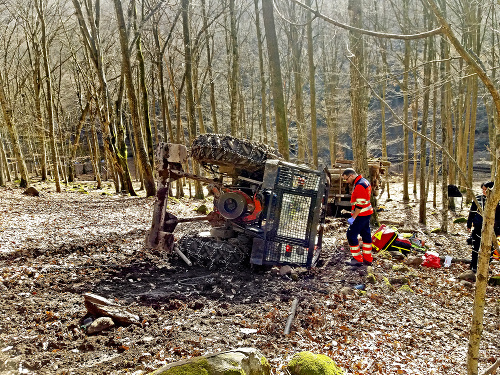 Les pri Ľuboreči: K nešťastiu došlo pri zvážaní dreva. 
