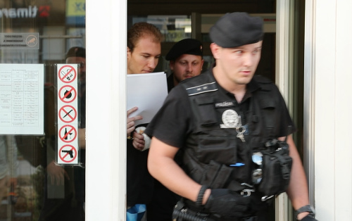 Briana, obvineného z vraždy otca, predviedli policajti pred sudcu Okresného súdu v Trnave. 