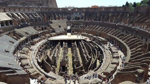 Koloseum je jeden z najznámejších monumentov Ríma.