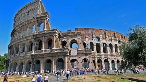 Rímske koloseum je obľúbeným miestom, ktoré navštevujú turisti.
