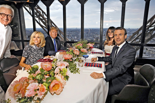 Manželské páry večerajú na vrchole Eiffelovky.