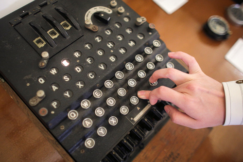 Kódovací prístroj Enigma vydražili.