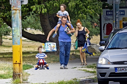 Fotograf Nového Času prichytil Jeremyho  pri stretnutí so synmi, kde nechýbala ani Vera.