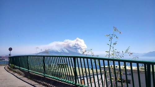 Aj z okolia sopky Vezuv v okolí Neapola hlásia stúpajúci dym.