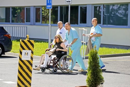 14:45 HOD.  Matečná odchádzala z nemocnice na vozíku so zasadrovanou nohou.