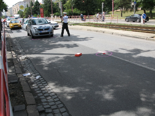 Vodič tohto auta zrazil dôchodkyňu na priechode pre chodcov.