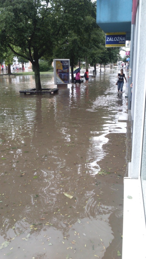 Ľudia sa po námestí v Michalovciach brodili vo vode po kolená.