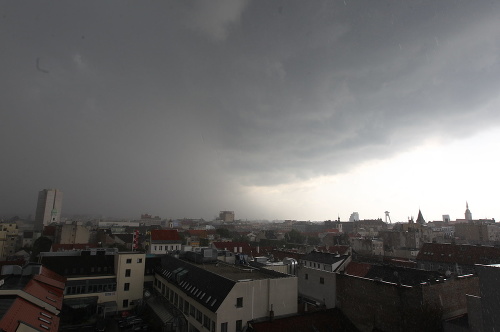 V Bratislave tiež vyčíňala búrka a krúpy. 