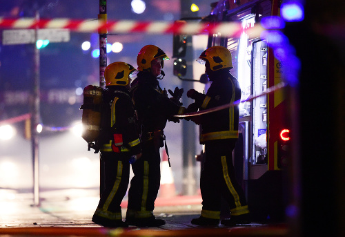 Londýnski hasiči zasahujú pri požiari známej tržnice.
