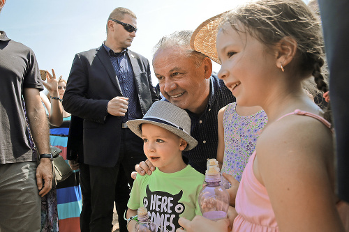 Prezidenta Kisku  v sobotu na festivale privítali  aj tí najmenší fanúšikovia.