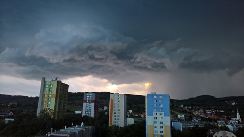 Takto hrozivo to vyzeralo v bratislavskej Rači pred búrkou.