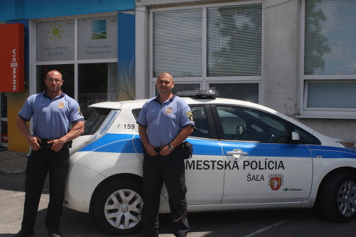 Policajti Viktor a Andrej si jazdu na elektromobile chvália.