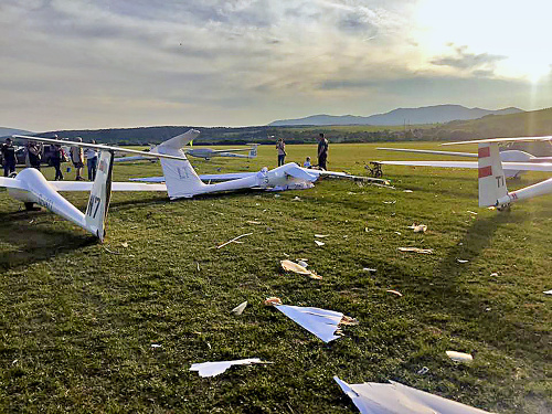 Po havárii zostalo poškodených päť bezmotorových lietadiel.