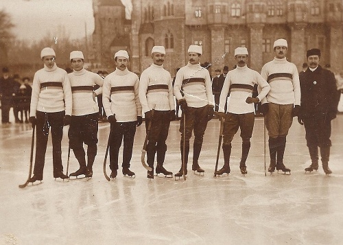 1908 - Hokejové družstvo (štvrtý zľava gróf Emanuel II. Andrássy) na klzisku vo Városligete.