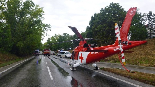 Na mieste zasahoval aj záchranársky vrtuľník.