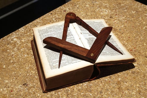 Význam: Kružidlo, uholník a Biblia sú jedny z hlavných symbolov slobodomurárstva.