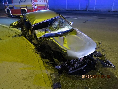 Vodič tohto auta v Žiline nabúral do stĺpa elektrického osvetlenia a potom do betónu.