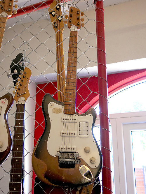 Možno najstarší zachovaný kus gitary Grazieso s výrobným číslom 005. Na takejto hral George Harrison či Eric Clapton.