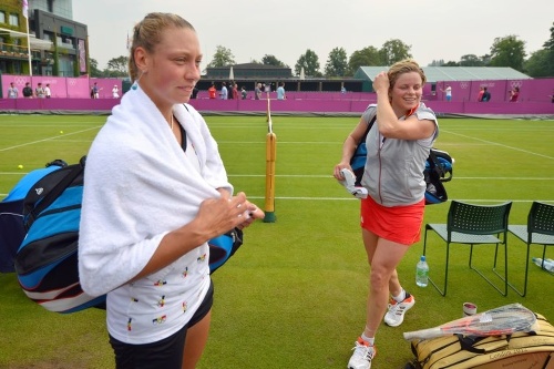 Yanina Wickmayerová a Kim po tréningu vo Wimbledone. 