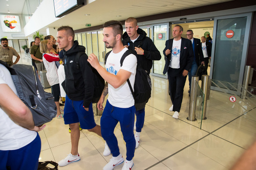 Po nechutnej fraške v C-skupine cestovali Slováci z Poľska domov. V nedeľu podvečer ich fanúšikovia vítali na letisku v Bratislave.