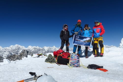 Aklimatizácia: Abaff y (druhý zľava), Štrba (vpravo) s vysokohorskými turistkami zo Slovenska pod vrcholom Lobuche East (6119 m).