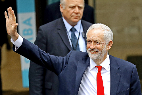 Líder labouristov Jeremy Corbyn vyzval premiérku, aby odstúpila.
