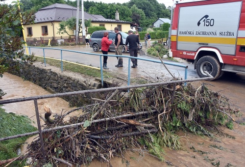 Na východnom Slovensku bojujú s povodňami.