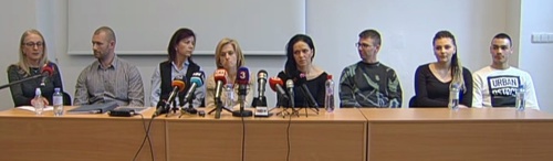 Manželia Tománkovci (vľavo) neváhali pred kamery dotiahnuť aj klientov Čistého dňa, ktorí ich mali brániť.