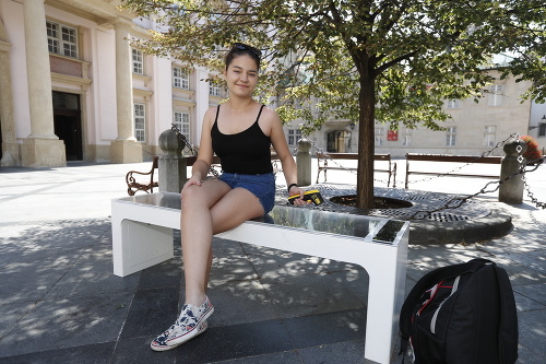 Inteligentnú lavičku v hlavnom meste počas horúčav vyskúšala Nikoleta (15).