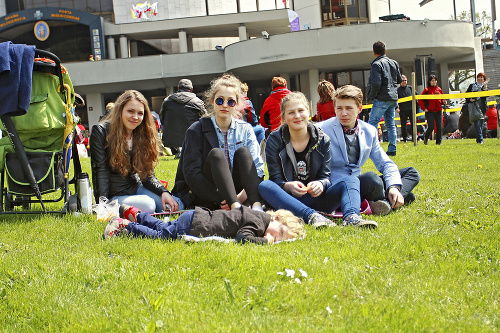 Päť súrodencov pokope - zľava Kamila (19), Anna (17), Monika (14), Michal (12) a v popredí František (2).