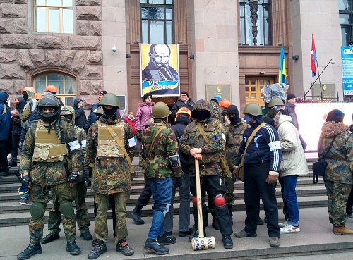 Protesty na Ukrajine už prerástli do násilností medzi civilmi a policajtmi.